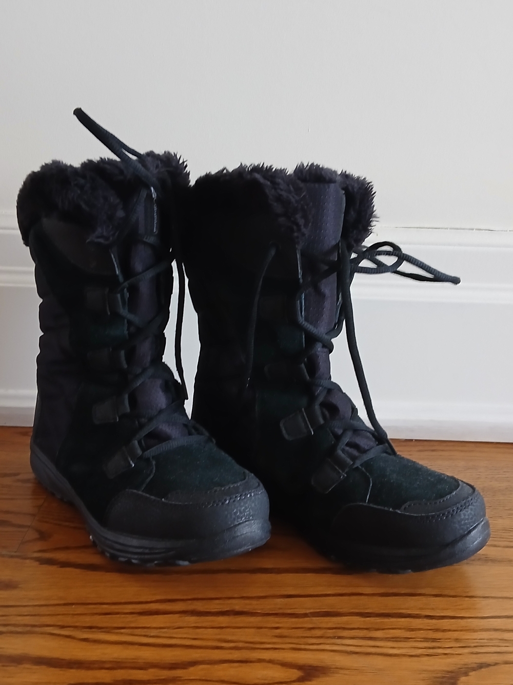Columbia Black Insulated Lace-Up Winter Boots with Faux Fur Trim